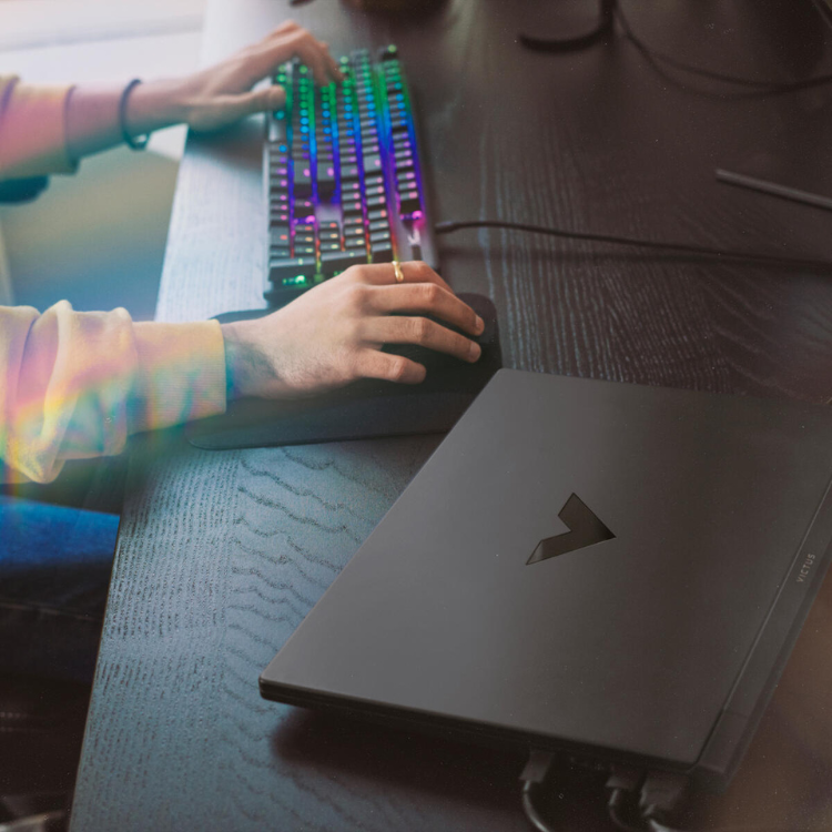 HP VICTUS 15 Ordi Portable Gaming 15,6" (1080p) - RTX 4050 - i5 huit coeurs 2,1 GHz - 16Go RAM