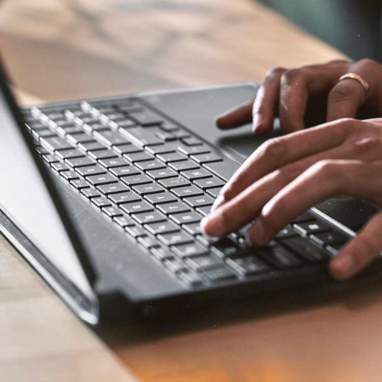 HP VICTUS 15 Ordi Portable Gaming 15,6" (1080p) - RTX 4050 - i5 huit coeurs 2,1 GHz - 16Go RAM